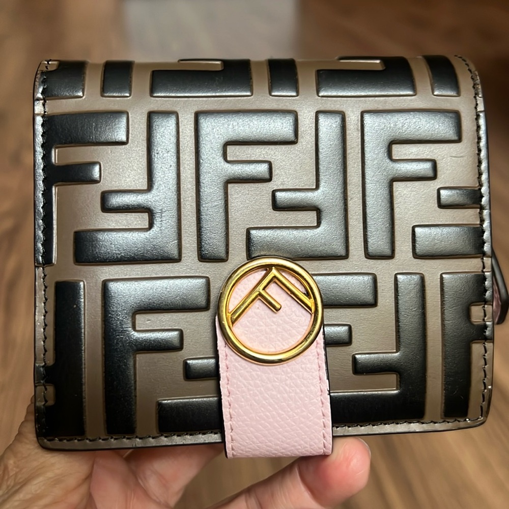 💯% authentic Fendi wallet